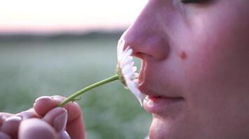 uma mulher é cheirando uma flor video