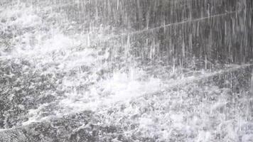 un cuerpo de agua con lluvia que cae en él. el lluvia es que cae en un estable arroyo, creando un pacífico y calmante atmósfera. el agua aparece a ser calma y aún. video