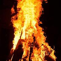 llamas de fuego sobre fondo negro, fondo de textura de llama de fuego blaze, maravillosamente, el fuego está ardiendo, llamas de fuego con madera y hoguera de estiércol de vaca foto