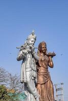 grande estatua de señor radha Krishna cerca Delhi internacional aeropuerto, Delhi, India, señor Krishna y radha grande estatua conmovedor cielo a principal autopista mahipalpur, Delhi foto