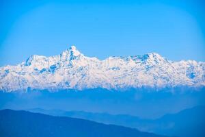 pico muy alto de nainital, india, la cordillera que se ve en esta imagen es la cordillera del himalaya, la belleza de la montaña en nainital en uttarakhand, india foto