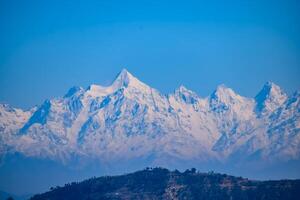 pico muy alto de nainital, india, la cordillera que se ve en esta imagen es la cordillera del himalaya, la belleza de la montaña en nainital en uttarakhand, india foto