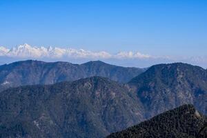 pico muy alto de nainital, india, la cordillera que se ve en esta imagen es la cordillera del himalaya, la belleza de la montaña en nainital en uttarakhand, india foto