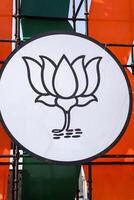 nuevo Delhi, India - febrero 17 2024 - bharatiya janata fiesta logo de indio político fiesta, bjp bhartiya Janta fiesta símbolo durante pm la carretera espectáculo en Delhi, India, bjp firmar y símbolo foto