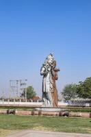 grande estatua de señor radha Krishna cerca Delhi internacional aeropuerto, Delhi, India, señor Krishna y radha grande estatua conmovedor cielo a principal autopista mahipalpur, Delhi foto