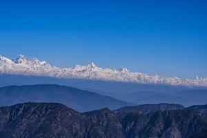 pico muy alto de nainital, india, la cordillera que se ve en esta imagen es la cordillera del himalaya, la belleza de la montaña en nainital en uttarakhand, india foto