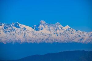 pico muy alto de nainital, india, la cordillera que se ve en esta imagen es la cordillera del himalaya, la belleza de la montaña en nainital en uttarakhand, india foto