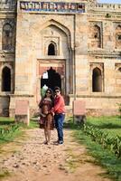 indio Pareja posando para maternidad disparar actitud para acogedor nuevo nacido bebé en lodhi jardín en Delhi India, maternidad foto disparar hecho por padres para acogedor su niño, pre bebé foto disparar