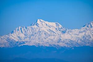 pico muy alto de nainital, india, la cordillera que se ve en esta imagen es la cordillera del himalaya, la belleza de la montaña en nainital en uttarakhand, india foto