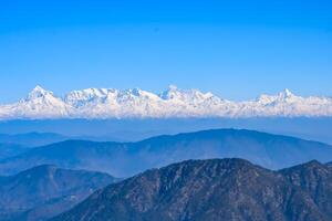 pico muy alto de nainital, india, la cordillera que se ve en esta imagen es la cordillera del himalaya, la belleza de la montaña en nainital en uttarakhand, india foto