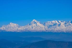 pico muy alto de nainital, india, la cordillera que se ve en esta imagen es la cordillera del himalaya, la belleza de la montaña en nainital en uttarakhand, india foto