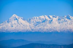 pico muy alto de nainital, india, la cordillera que se ve en esta imagen es la cordillera del himalaya, la belleza de la montaña en nainital en uttarakhand, india foto