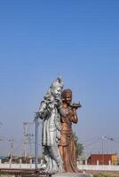 grande estatua de señor radha Krishna cerca Delhi internacional aeropuerto, Delhi, India, señor Krishna y radha grande estatua conmovedor cielo a principal autopista mahipalpur, Delhi foto