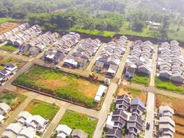 blanco techado alojamiento. geométrico aéreo zumbido ver de residencial distrito en Bandung ciudad - Indonesia. alojamiento industria. arriba. social asuntos. Disparo desde zumbido volador 100 metros foto