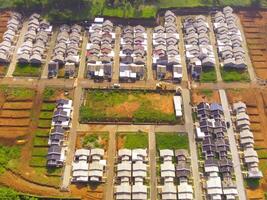 blanco techado alojamiento. geométrico aéreo zumbido ver de residencial distrito en Bandung ciudad - Indonesia. alojamiento industria. arriba. social asuntos. Disparo desde zumbido volador 100 metros foto