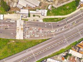 pájaro ojo ver de cileunyi autopista paso superior, autopista encima el cileunyi intersección, bandung, Oeste Java Indonesia, Asia. transporte industria. arriba. entre ciudades la carretera acceso. Disparo desde un zumbido foto