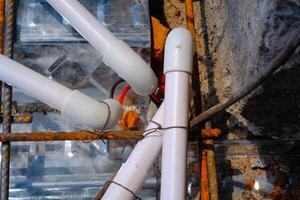 industrial fotografía. construcción trabajo actividades. arreglando el de la casa eléctrico alambrado utilizando tubería antes de cubierta ellos con cemento piezas fundidas. Bandung - Indonesia, Asia foto