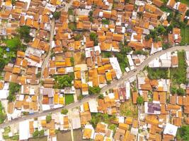 aéreo ver de muy poblado zona en Bandung ciudad, capital de Oeste Java provincia, Indonesia. uno de el más densamente poblado residencial distritos en asia.shot desde un zumbido volador 200 metros alto foto