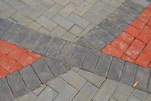 antecedentes fotografía. texturizado antecedentes. detalle de la carretera textura con pavimentación bloques cuadrado pavimentación bloques pintado en gris y rojo. bandung, Indonesia foto