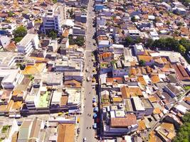 paisaje urbano de un superpoblado residencial distrito en Bandung ciudad. ver de el denso residencial paisaje en abajo. aéreo fotografía. social asuntos. Disparo desde un volador zumbido foto