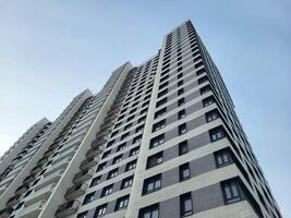 un fragmento de el fachada de un de muchos pisos edificio en contra un azul cielo antecedentes foto