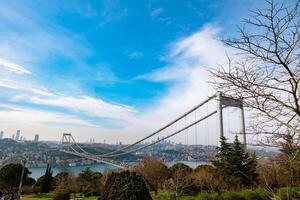 fatih sultán mehmet puente y paisaje urbano de Estanbul con parcialmente nublado cielo foto