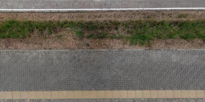 parte superior ver de el textura de pavimentación losas en peatonal camino foto