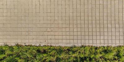 parte superior ver de el textura de pavimentación losas en peatonal camino foto