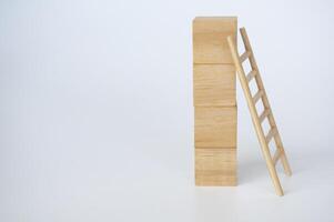 de madera cubitos con escalera en blanco antecedentes con personalizable espacio para texto foto