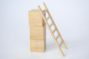 de madera cubitos con escalera en blanco antecedentes con personalizable espacio para texto. foto