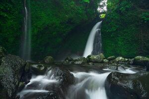 hermosa Mañana ver desde Indonesia de montañas y tropical bosque foto