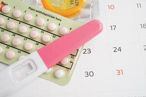 el embarazo prueba con nacimiento controlar pastillas y condón para hembra en calendario, ovulación día. foto