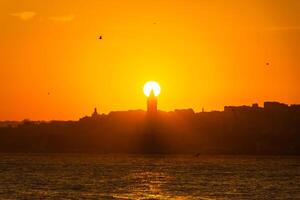 puesta de sol terminado el galata torre en Estanbul foto