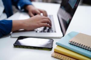 asiático Adolescente estudiante escribir deberes con ordenador portátil computadora, aprendizaje Universidad educación concepto. foto