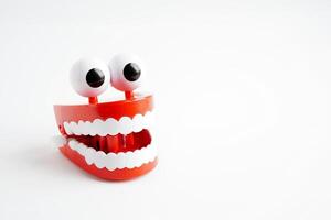 gracioso rojo dientes con ojo juguete dentadura modelo para dental salud cuidado. foto