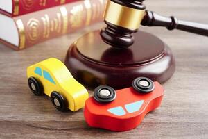 coche accidente demanda judicial y seguro, juez martillo con coche modelo. foto