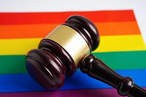 mazo para juez abogado con bandera del arco iris del corazón, símbolo del mes del orgullo lgbt. foto