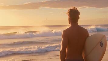 uma homem em pé em uma praia, segurando uma prancha de surfe dentro dele mãos. video