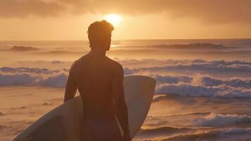 un hombre soportes en el playa, participación un tabla de surf en su mano. video