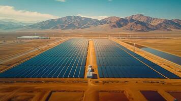 grande linhas do solar pilhas esticam através a deserto, aproveitar ecológico energia video