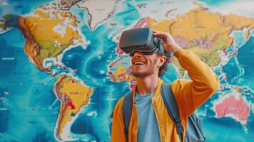 un sonriente hombre con un vr auriculares soportes antes de un vistoso mundo mapa, simulando un global viaje. video