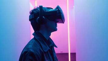 een Mens vervelend een vr koptelefoon staat ondergedompeld in een levendig neon omgeving. video