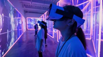 ein Frau eingetaucht im ein virtuell Wirklichkeit Erfahrung trägt ein Headset während erkunden ein Museum Ausstellungsstück. video