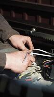 elektriker installerar ledningar använder sig av kontakter för ansluter trådar i automatisering och elektronik Utrustning. förbindelse av elektrisk trådar av elektrisk apparater video