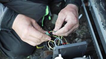 elektriker installerar ledningar använder sig av kontakter för ansluter trådar i automatisering och elektronik Utrustning. förbindelse av elektrisk trådar av elektrisk apparater video