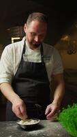 chef taper mains pour le pâte dans le cuisine de une restaurant video
