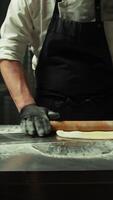 cocinero es laminación fuera el sábana de pasta para Emiliano tortellini en el cocina video