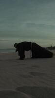 Mönch tut trainieren drücken UPS Sport Ausbildung auf das Strand video