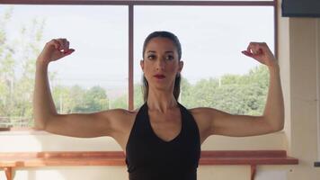 Frau zeigt an das Ergebnisse von Ausbildung im das Fitnessstudio video