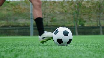 piedi di un' calcio giocatore mentre assunzione un' pena nel il calcio intonazione video